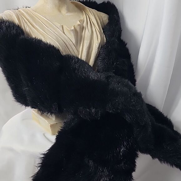 Black Faux Fur Stoll Pleasant Pheasant - Picture 4 of 5